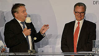 Glückwunsch an Wolfgang Wirthmann (r.): DFB-Präsident Wolfgang Niersbach © Bongarts/GettyImages