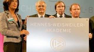 Das Schild der neuen<br>Hennes-Weisweiler-Akademie © Bongarts