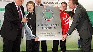 Dr. Theo Zwanziger (l.) und Matthias Sammer (3. v. l.) bei der Auszeichnung in Gelsenkirchen © Bongarts/GettyImages