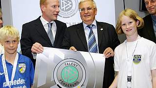 Matthias Sammer und Dr. Theo Zwanziger bei der Verleihung in Jena © Foto: Bongarts/GettyImages