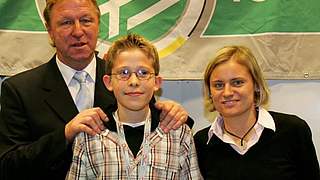 Jan-Niklas Kiek (m.) wurde in Hannover von Martina Müller (r.) und Horst Hrubesch (l.) geehrt © Bongarts/GettyImages