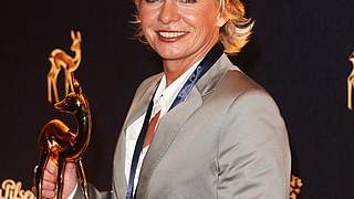 DFB-Trainerin Silvia Neid mit dem Bambi © Bongarts/GettyImages