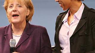 Angela Merkel (l.) und Steffi Jones © Bongarts/GettyImages