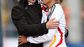 Silvia Neid mit Sandra Smisek (r.) © Bongarts/GettyImages