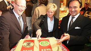 Silvia Neid, (m.), Alain Caparros (m.) und Matthias Sammer © Harder