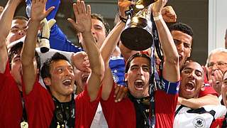 Sami Khedira mit dem EM-Pokal © 