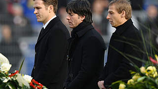 Bei der Trauerfeier: Bierhoff, Löw und Klinsmann (v.l.) in Hannover © Bongarts/GettyImages