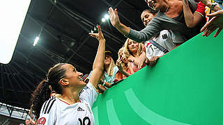 Nah bei den Fans: Fatmire Bajramaj (l.) nach dem Sieg gegen die Schweiz © Bongarts/GettyImages