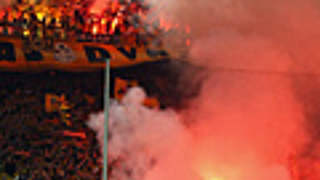 25. Oktober in Dortmund: Bengalische Feuer im Block von Dynamo Dresden © Bongarts/GettyImages