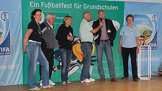 Die ehemalige Nationalspielerin Britta Carlson (3. von links) und Europameister Dieter Eilts (2. von rechts) waren die Star-Gäste bei der Schulveranstaltung in Bremen. © Baumgart/BFV