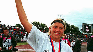 Der Triumph in Schweden: Doris Fitschen mit dem EM-Pokal 2001 © Bongarts/GettyImages