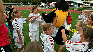 So sehen Sieger aus: die Gewinnerinnen der Elly-Heuss-Schule Wiesbaden © DFB