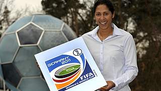 Steffi Jones mit dem Logo der Frauen-WM © DFB