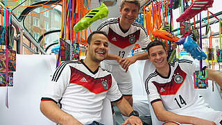Showing off the new shirt to fans by bus: Müller (c.) und Draxler (r.) in Munich © DFB/adidas