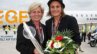 Strahlende Siegerinnen: DFB-Trainerin Silvia Neid (l.) und Endspielheldin Nadine Angerer © Bongarts/GettyImages