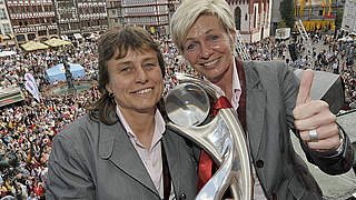 Déjà-Vu auf dem Römer: Ulrike Ballweg und Silvia Neid im Jahr 2009 mit dem EM-Pokal © imago