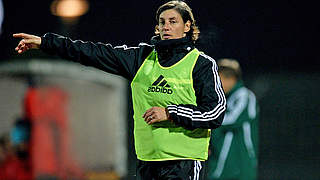 Mit den U 17-Juniorinnen im Trainingslager: die DFB-Trainerin Anouschka Bernhard © Bongarts/GettyImages