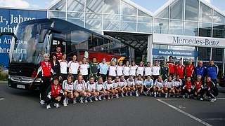 Die DFB-Frauen vor dem neuen Mannschafts-Bus © DFB