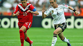Duell während der WM-Eröffnung 2011: Laudehr (r.) gegen Kanadas Sinclair © Bongarts/GettyImages