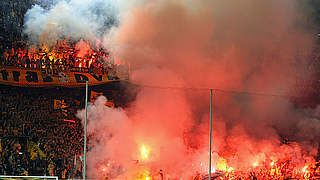 25. Oktober in Dortmund: Bengalische Feuer im Block von Dynamo Dresden © Bongarts/GettyImages