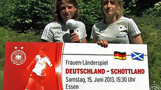 Freuen sich auf das Spiel in Essen: Annike Krahn (l.) und Kathrin Längert © DFB-TV