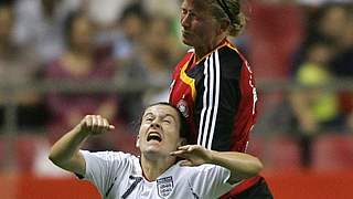 Kerstin Stegemann (r.) im Spiel gegen England © Bongarts/GettyImages