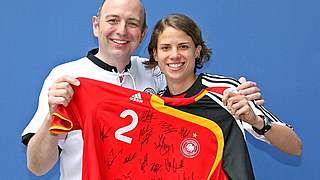 Freuen sich aufs Bochum-Länderspiel: Frank Goosen und Annike Krahn © DFB