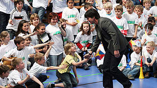 Begeisterter Empfang: Bundestrainer Joachim Löw und Kids in Sersheim © DFB