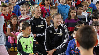 Stehen den Kindern Rede und Antwort: Svenja Huth (l.) und Bianca Schmidt © Bongarts/GettyImages