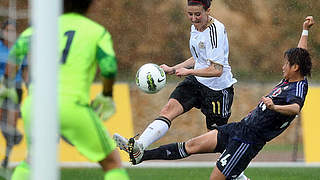 Im Zweikampf: Anja Mittag (M.) © Bongarts/GettyImages