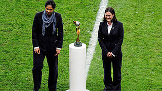 Gut bewacht: Steffi Jones und Renate Lingor (r.) mit der begehrten Trophäe © Bongarts/GettyImages