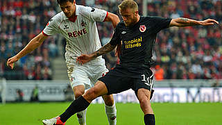 Harter Kampf: Kölns Tobias Strobl gegen Daniel Adlung von Energie Cottbus © Bongarts/GettyImages