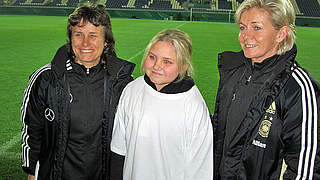 Traum erfüllt: Sophia (M.) mit Silvia Neid und Ulrike Ballweg © DFB