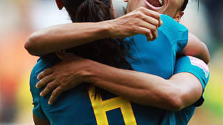 Sieg: Marta beglückwünscht Torschützin Rosana (v.) © Bongarts/Getty Images