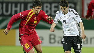 Zweikampf aus dem Hinspiel: Marko Bakic gegen DFB-Mittelfeldmann Amin Younes (r.) © Bongarts/GettyImages
