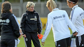 Hat die Mannschaft eingeschworen: Silvia Neid (M.) © Bongarts/GettyImages