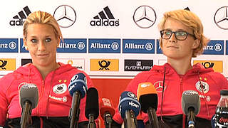 Richten ihre Blicke auf das nächste EM-Spiel: Goeßling (l.) und Bartusiak © dfb