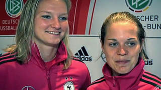 Im Interview: die Nationalspielerinnen "Alex" Popp (l.) und "Katha" Baunach © DFB-TV