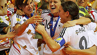 Größter Erfolg: Hingst (l.) und Prinz (r.) mit dem WM-Pokal © Bongarts/GettyImages