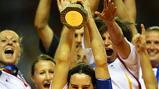 Doppelweltmeisterin: Birgit Prinz, hier mit Pokal 2007 © Bongarts/GettyImages