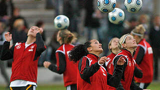 Kopfballkunst: Fatmire Bajramaj (M.) beim Training in Gersthofen © Bongarts/GettyImages