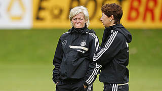 Analysieren und diskutieren in Nyon: Silvia Neid (l.) und die DFB-Kollegin Maren Meinert © Bongarts/GettyImages