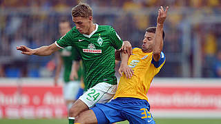 Umkämpftes Hinspiel: Nils Petersen (l.) gegen Eintrachts Marco Caligiuri © Bongarts/GettyImages