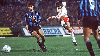 3:1 in Mailand: Olaf Thon (M.) und Bayern © imago