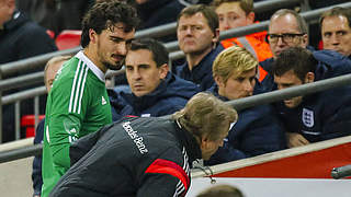 Verlässt mit Physiotherapeut Klaus Eder den Platz: der Nationalspieler Mats Hummels (l.) © imago