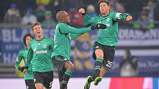 Er kann es noch: Trotz fehlender Spielpraxis trifft Huntelaar (r.) gegen den HSV © Bongarts/GettyImages