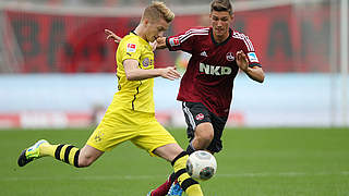 "Die Fans glauben weiterhin uns": Niklas Stark, hier im Zweikampf mit Marco Reus (l.) © imago