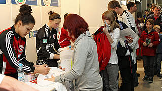 Schon 2013 ganz nah an den Fans: Celia Sasic und Almuth Schult geben Autogramme © Bongarts/GettyImages