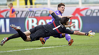 Die verhängnisvolle Szene im Spiel gegen Cagliari: Gomez (o.) im Duell gegen Agazzi © Bongarts/GettyImages