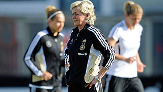 Sie schaut genau hin: Bundestrainerin Neid © Bongarts/GettyImages